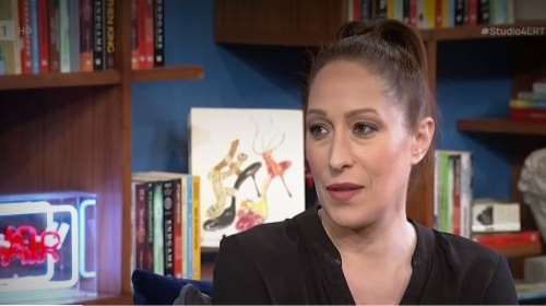 Κόρα Καρβούνη: &quot;Όταν η αδελφή μου βαριόταν, μιλούσα εγώ με το αγόρι της στο τηλέφωνο&quot;