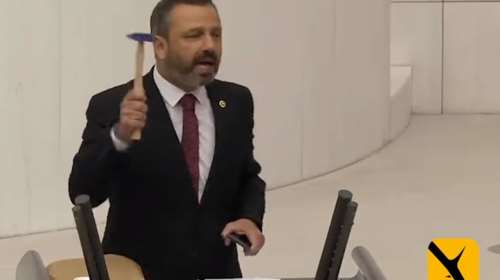 Απίστευτες σκηνές στην τουρκική Βουλή: Βουλευτής σπάει το κινητό του με σφυρί - Τι συνέβη [Βίντεο]