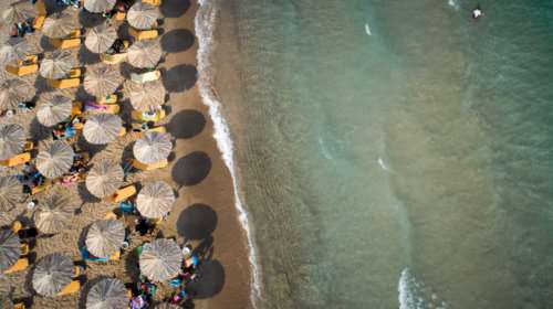 Οι πιο εξωφρενικές τιμές για ξαπλώστρες σε παραλίες της Αττικής - Το &quot;απογείωσαν&quot; στη Βουλιαγμένη, 220 ευρώ το άτομο