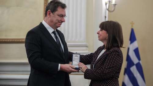 Άλμπερτ Μπουρλά: Παρασημοφορήθηκε από την Πρόεδρο της Δημοκρατίας ο επικεφαλής της Pfizer