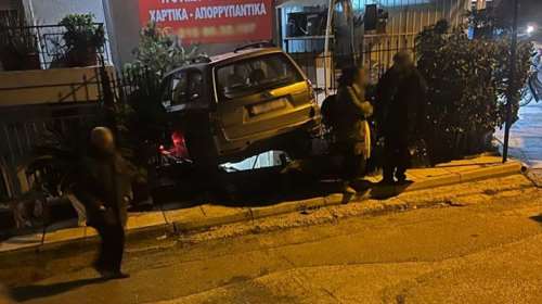 Πεντέλη: Tζιπ έπεσε σε στάση και κατέληξε σε μίνι μάρκετ - Τέσσερις τραυματίες