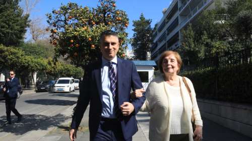 Χρίστος Δήμας: Αγκαζέ με τη μητέρα του στην ορκωμοσία ο νέος υπουργός Μεταφορών και Υποδομών