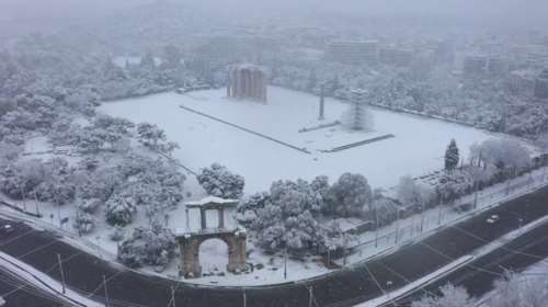 Η Αττική στα λευκά από την Ακρόπολη έως το Φάληρο - Εντυπωσιακές εικόνες από drone [Νέο βίντεο]