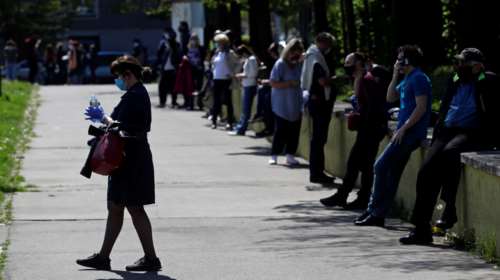 Ουρές σχηματίζουν οι Τσέχοι για να υποβληθούν σε διαγνωστικά τεστ για τον νέο κορονοϊό