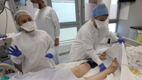 Επίταξη ιδιωτών γιατρών από την Τετάρτη - Περίπου 800 επιπλέον κλίνες Covid