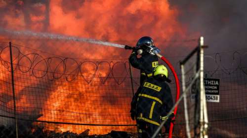 Οριοθετήθηκε η φωτιά στο Μενίδι μετά από 11 ώρες - Μεγάλες καταστροφές σε επιχειρήσεις