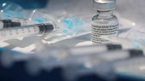 Εμβόλιο κορονοϊού: Εξηγήσεις από την Pfizer για τις νέες καθυστερήσεις στις αποστολές, ζητά η ΕΕ