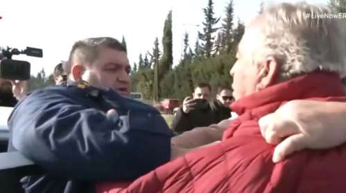 Πράσινα Φανάρια: Αστυνομικός πιάστηκε στα χέρια με αγρότη [βίντεο]