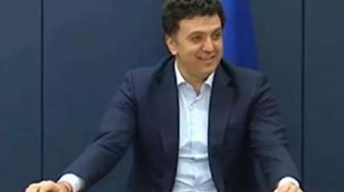 Viral το ...φουντωτό μαλλί του Βασίλη Κικίλια - 40 ημέρες κλειστά τα κουρεία