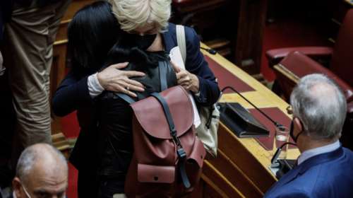 Συγκίνηση στη Βουλή: Αγκαλιασμένοι οι βουλευτές, θρηνούν τον θάνατο της Φώφης Γεννηματά [εικόνες]