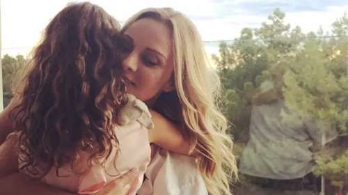 Η Ηλέκτρα Λύρα είναι μία πανέμορφη και cool έφηβη: Οι γλυκές φωτογραφίες με την Πέγκυ Ζήνα και την Κατερίνα Δαλάκα