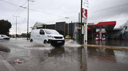 Κακοκαιρία: Διακοπή κυκλοφορίας στο ρέμα Βάρδα από τα Σπάτα προς το Πικέρμι