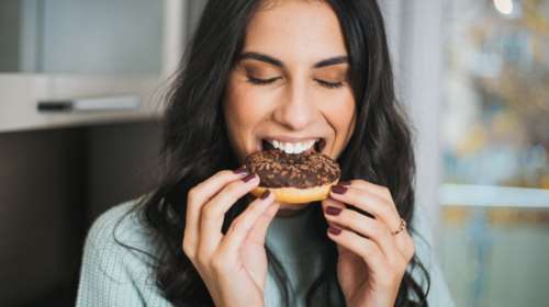 Δεν μπορώ να σταματήσω να τρώω: Γιατί νιώθουμε τόσο καλά μετά από κάθε μπουκιά;