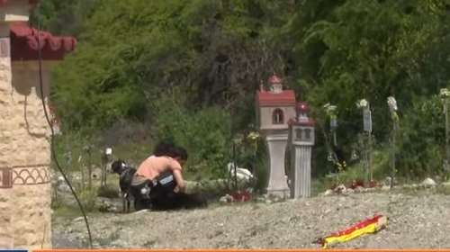 Τέμπη: Συγγενείς των θυμάτων άναψαν τα καντήλια με το Αγιο Φως: "Κοιτούσα στον ουρανό για να της πω χρόνια πολλά"