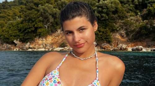 Το καλοκαίρι ξεκίνησε για τη Δανάη Παππά: Οι φωτογραφίες με μπικίνι πάνω στο φουσκωτό