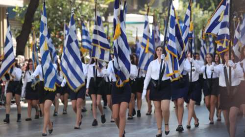 &quot;Ψηλές, αδύνατες και κατά προτίμηση καστανές&quot; - Σάλος με γυμναστή στην Πάτρα που έκανε &quot;κάστινγκ&quot; για την παρέλαση