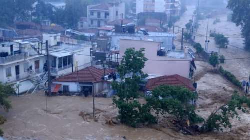 Βόλος: Ηλικιωμένος σώθηκε κάνοντας μακροβούτι από το πλημμυρισμένο του σπίτι - &quot;Σκέφτηκα ναυτικός και θα πνιγώ στη στεριά&quot;