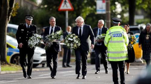 Θλίψη στη Βρετανία: Ο Τζόνσον επισκέφθηκε την εκκλησία που δολοφονήθηκε ο βουλευτής Ντέιβιντ Έιμες [Εικόνες]