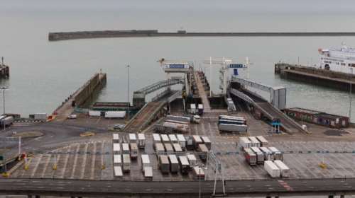 Συμφωνία Βρετανίας - Γαλλίας: Ανοίγει το λιμάνι του Ντόβερ μετά τις ουρές αποκλεισμένων φορτηγών