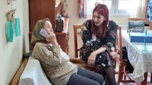 Συγκινεί η ηλικιωμένη από το Μεσολόγγι: &quot;Πούλησα χωράφι για να πάρω το ασθενοφόρο&quot; - Της τηλεφώνησαν Μητσοτάκης και Ανδρουλάκης