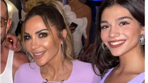 Δέσποινα Βανδή - Μελίνα Νικολαΐδη: Μαμά και κόρη με σούπερ μίνι λιλά φορέματα σε πάρτι στην Αθήνα