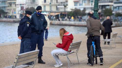 Δεν λογαριάζουν κανέναν: Ο ένας έκανε πάρτι και ο άλλος άνοιξε το καφέ-μπαρ στην Κρήτη