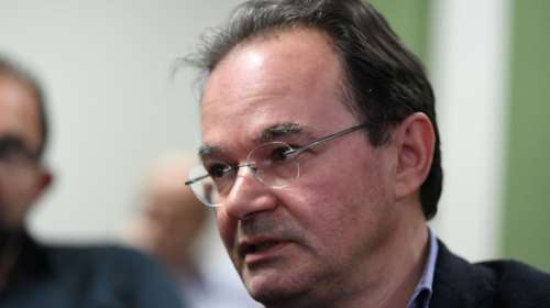 Ο Γιώργος Παπακωνσταντίνου για τις κρεμάλες στο Καπιτώλιο και τις κρεμάλες στο Σύνταγμα