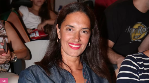 Η Νόνη Δούνια φωτογραφίζεται με την κούκλα 15χρονη κόρη της