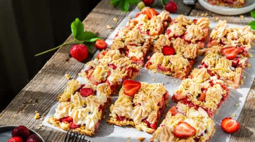 Απίθανο μπισκοτογλυκό με φράουλες - Δροσερό και καλοκαιρινό επιδόρπιο