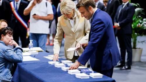 Γαλλία - Βουλευτικές εκλογές: Μειωμένη, σε σχέση με το 2017 η συμμετοχή - Ψήφισε ο Εμανουέλ Μακρόν
