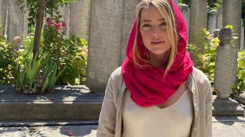 Άμπερ Χερντ: Σάλος για την εμφάνισή της χωρίς σουτιέν σε τζαμί στην Τουρκία [Βίντεο-Εικόνες]