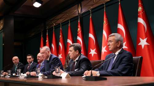 Τουρκία: Η λίρα βυθίζεται και ο Ερντογάν ανακοίνωσε αύξηση 50% του κατώτατου μισθού