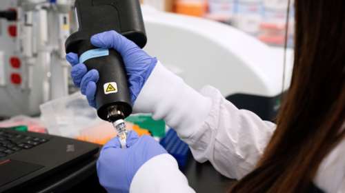 Κορονοϊός: Έπεσαν οι υπογραφές Κομισιόν - AstraZeneca για την προμήθεια του πιθανού εμβολίου