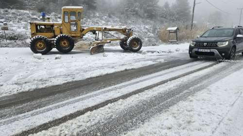 Χιονίζει στην Πάρνηθα - Διακοπή κυκλοφορίας από το ύψος του τελεφερίκ