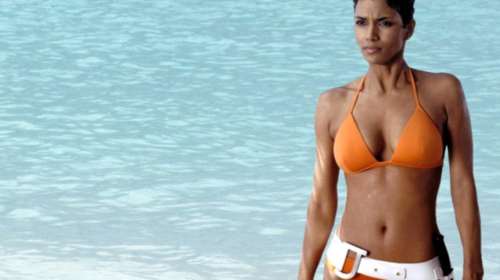 Συγκλονιστική η Halle Berry με το μαγιό από το &quot;Die another Day&quot; 18 χρόνια μετά