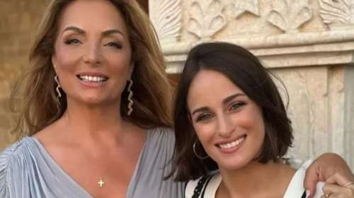 Άντζελα Γκερέκου: Με baby blue κοστούμι σε βράβευση - &quot;&#39;Ενας άγγελος&quot;