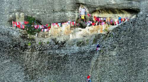 Μετέωρα: Το ιδιαίτερο έθιμο του Αγίου Γεωργίου που αναβιώνει κάθε χρόνο με το κρέμασμα των μαντηλιών στον βράχο