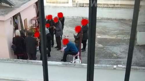 Η παράνομη Θεία Λειτουργία σε ταράτσα που έγινε viral- Δόθηκε και μετάληψη στους πιστούς