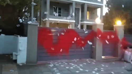 Επίθεση του Ρουβίκωνα στο σπίτι του Νίκου Ευαγγελάτου και της Τατιάνας Στεφανίδου