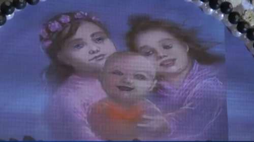 Πάτρα: Συγκινεί ο ιερέας που στόλισε τον επιτάφιο με τη φωτογραφία της Τζωρτζίνας, της Μαλένας και της Ίριδας