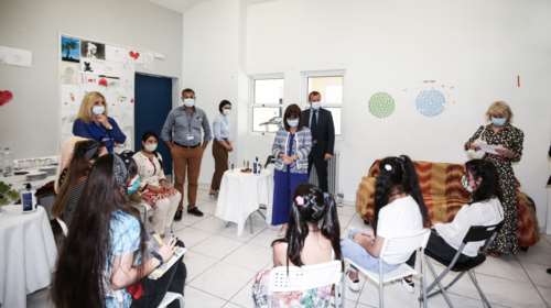 Συγκινητική συνάντηση ΠτΔ με ασυνόδευτα ανήλικα: Ξέρω ότι περάσατε δύσκολα, πρέπει να το αφήσετε πίσω [Εικόνες]