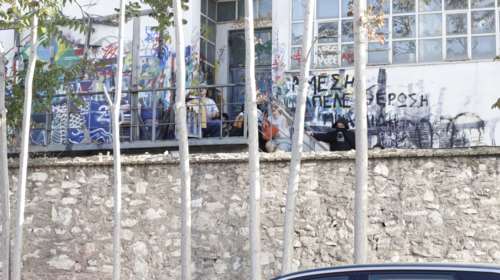 Υβριστικά συνθήματα απο κουκουλοφόρους κατά την άφιξη Μητσοτάκη στην παρουσίαση του προγράμματος της ΝΔ