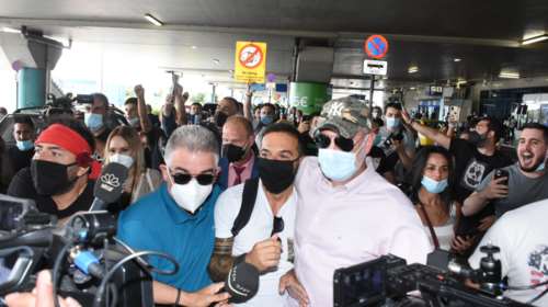 Τριαντάφυλλος: Τον φυγάδευσαν μόλις έφτασε στο Ελ. Βενιζέλος - Χαμός από τους θαυμαστές που τον περίμεναν
