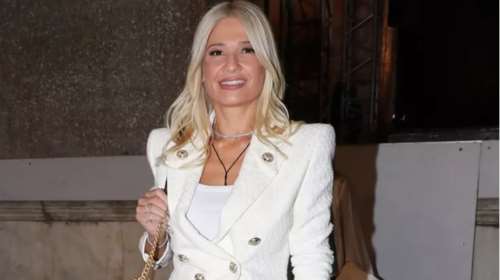 Φαίη Σκορδά: Στο τζάκι στο σαλόνι του σπιτιού της με τους γιους της