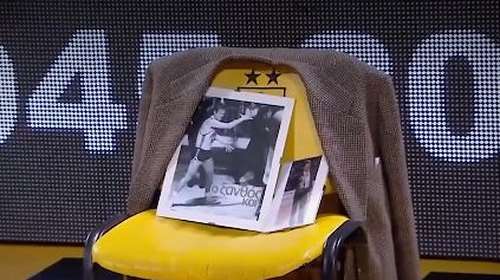 Συγκίνηση για τον Γιάννη Ιωαννίδη: Το θρυλικό σακάκι του και η φωτογραφία του σε καρέκλα πριν το Άρης - Ολυμπιακός