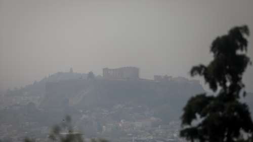 Εντυπωσιακό φαινόμενο με πυκνό &#39;&#39;πέπλο&#39;&#39; ομίχλης: Απίστευτες εικόνες από Αττική και Αργολίδα [βίντεο]