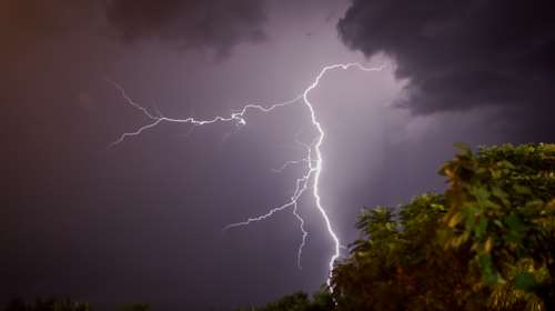 Βάρη: Επεσαν 270 κεραυνοί μέσα σε μια ώρα - Ξέσπασε φωτιά σε έξι σημεία