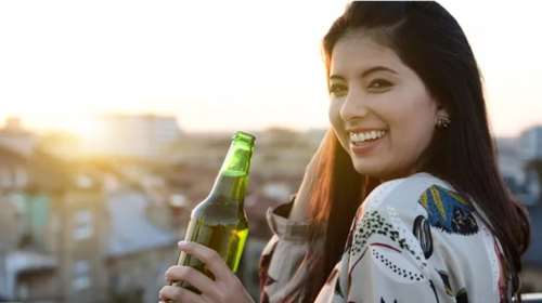 Τι προκαλεί το αλκοόλ στο σώμα μας: 5 βασικές επιπτώσεις