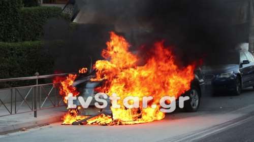 Βίντεο ντοκουμέντο - Η στιγμή που αυτοκίνητο καίγεται στη Γαλατσίου