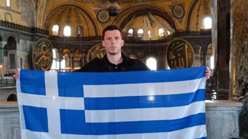 Αυτός είναι ο Έλληνας που σήκωσε την ελληνική σημαία στην Αγία Σοφία [εικόνες]